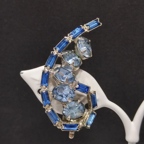 Vintage 1960s Light Blue Rhinestone Ear Climber Clip Earrings, Rhodium Plated - Picture 9 of 10
